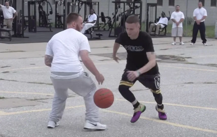 De professor speelt basketbal in de gevangenis