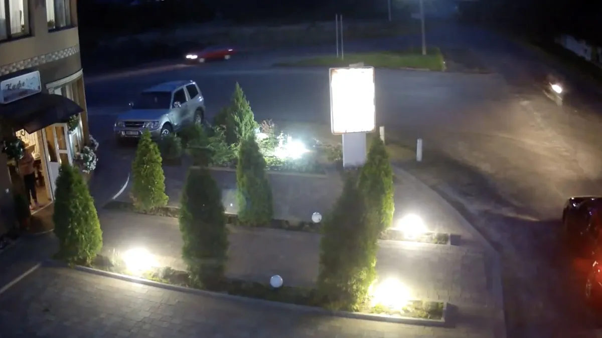 Motorrijder klapt op Renault Logan