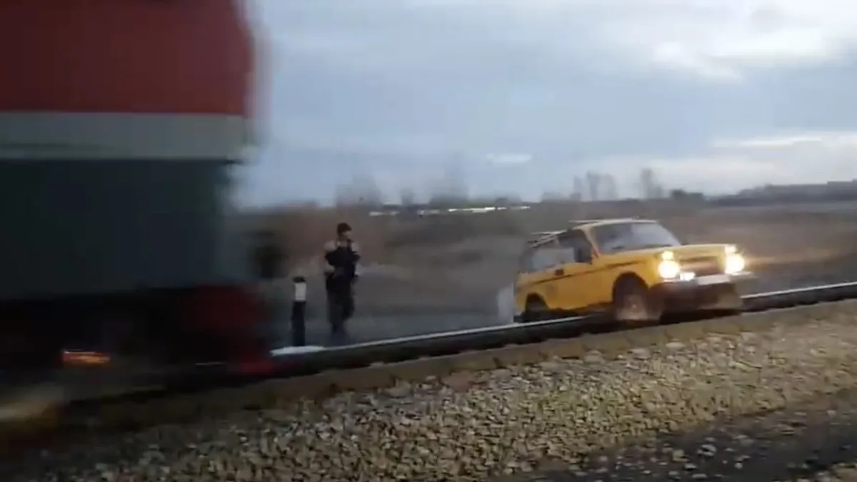 Lada Niva neemt het op tegen goederentrein