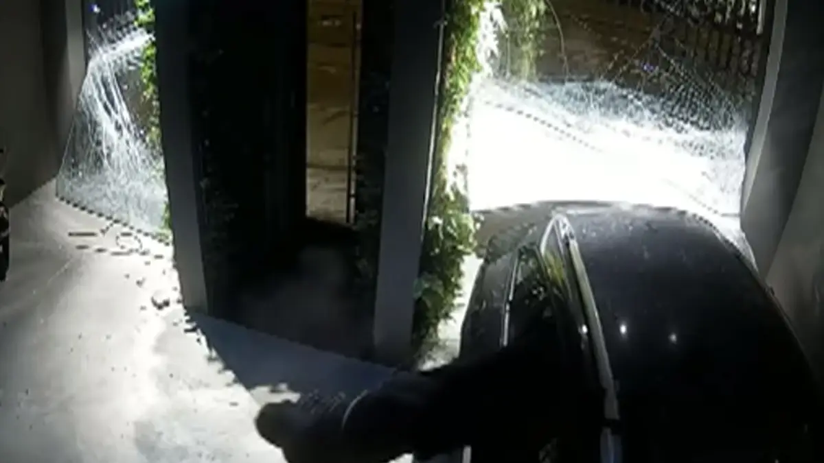 Iets wat knullige ramkraak bij Four in Amsterdam