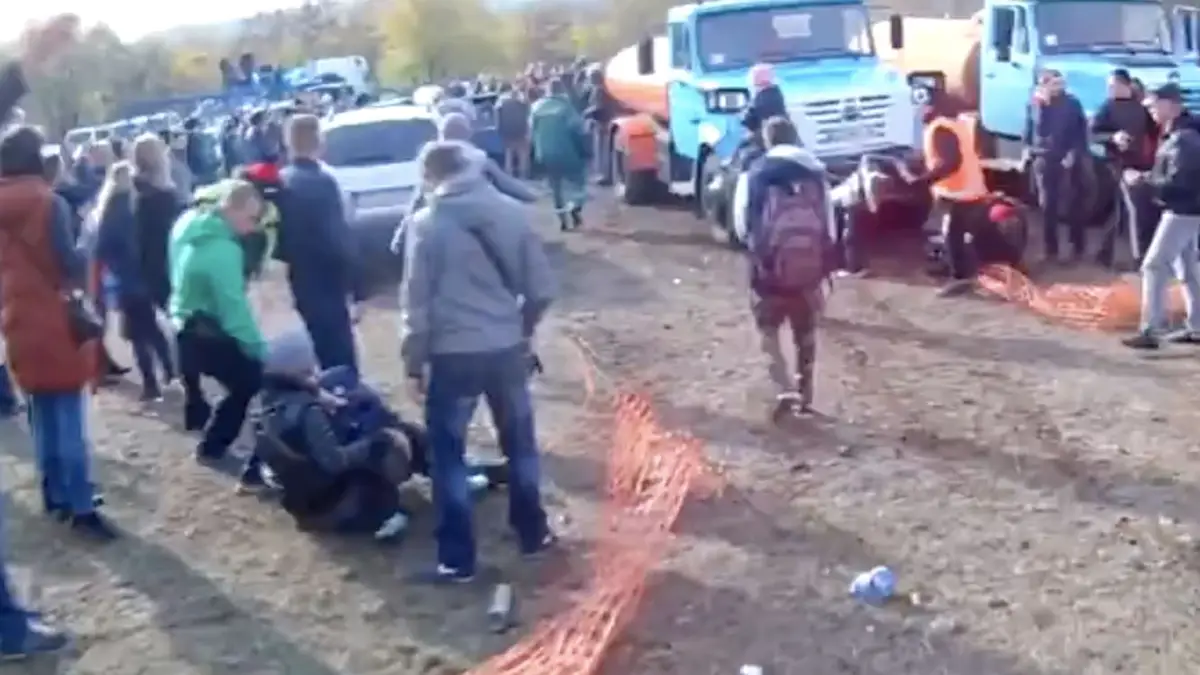 Auto vliegt publiek in tijdens stuntshow