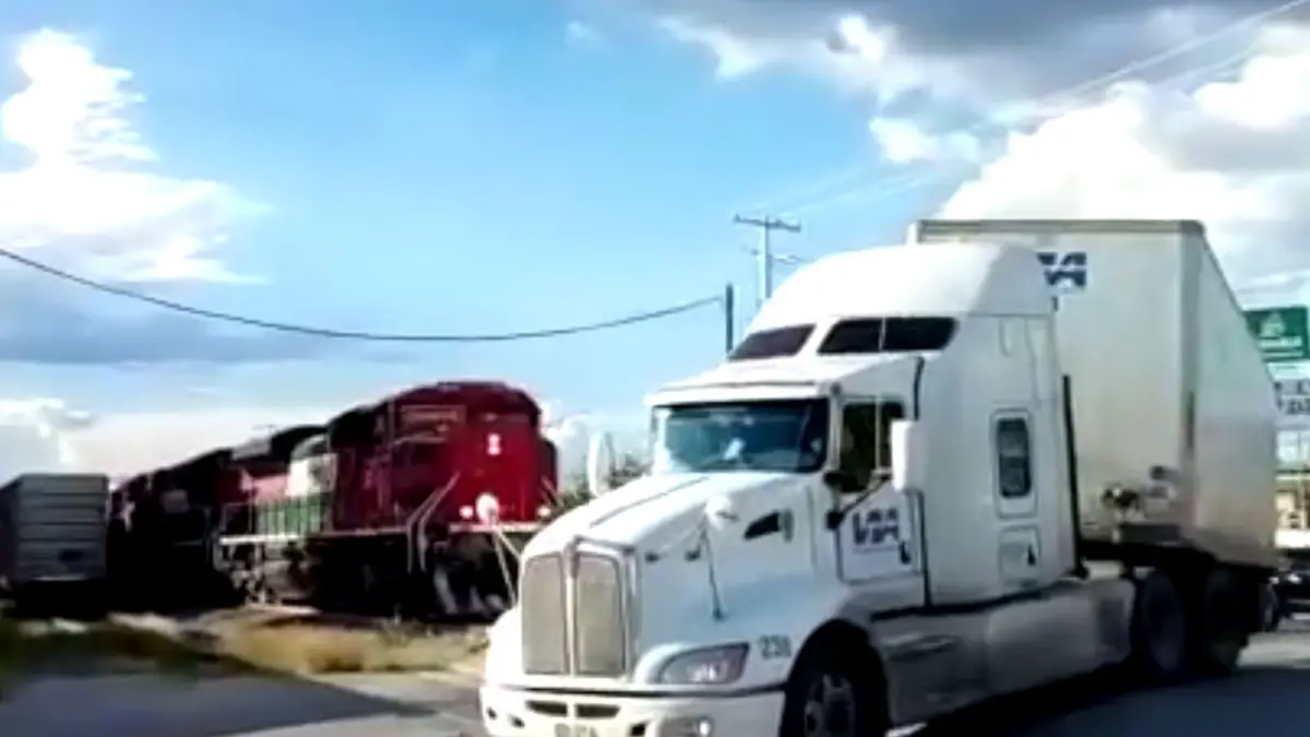 Mexicaanse vrachtwagen vs Mexicaanse vrachttrein
