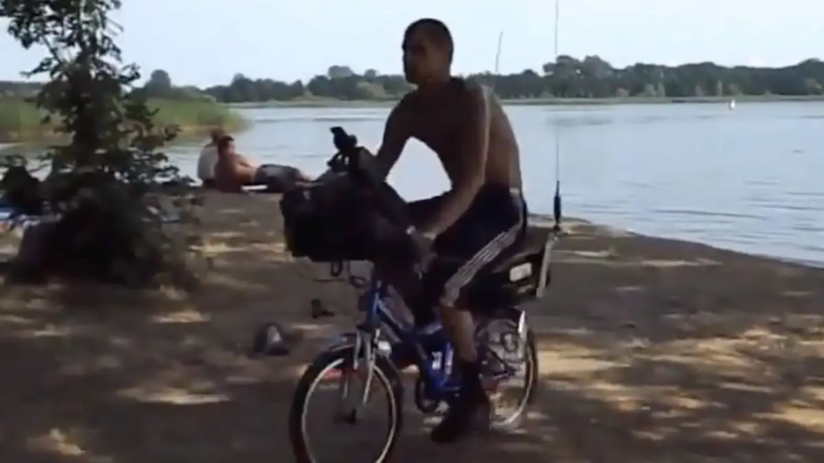 Poolse techno blazende baas op een fiets
