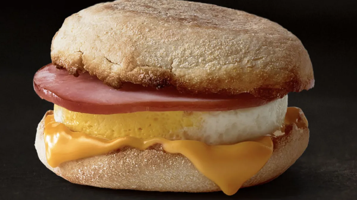 Opvallende Egg McMuffin feitjes keurig op een rijtje