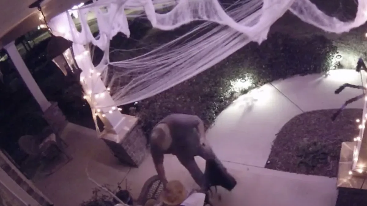 Held zonder cape brengt snoep bij buren tijdens Halloween