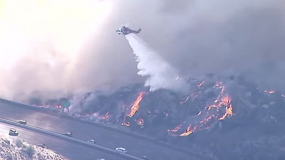 Heli’s doen poging tot blussen brand Los Angeles snelweg