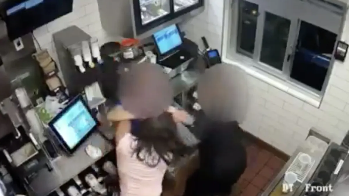 Vrouw valt Maccie manager aan om vergeten ketchup