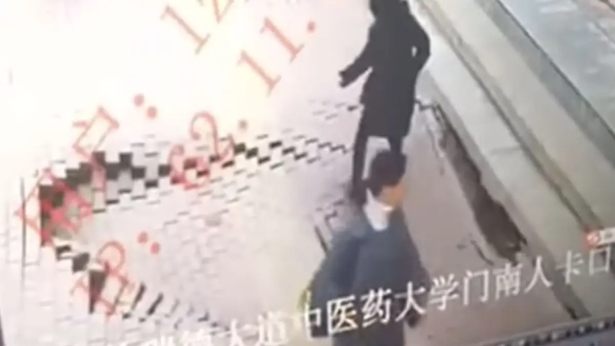 Sinkhole laat Chinese dame verdwijnen