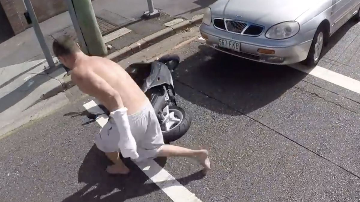 Aussie knaap helemaal uit zijn dak om scootertje naast hem