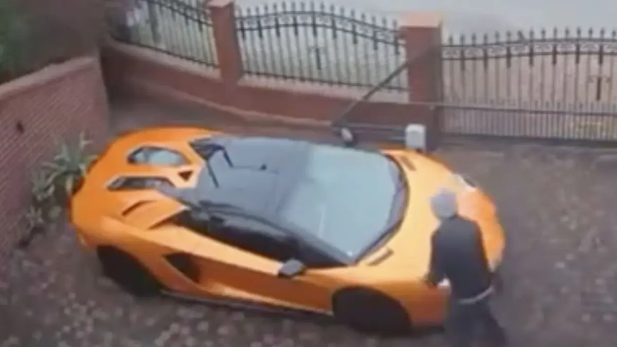 Kneus beschadigd Lamborghini Aventador omdat het kan