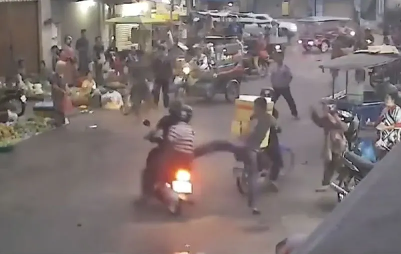 Telefoon diefjes krijgen te maken met het publiek in Phnom Penh