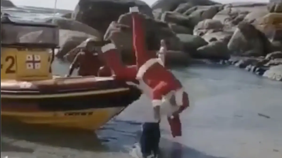 Kerstman gaat face first van de boot