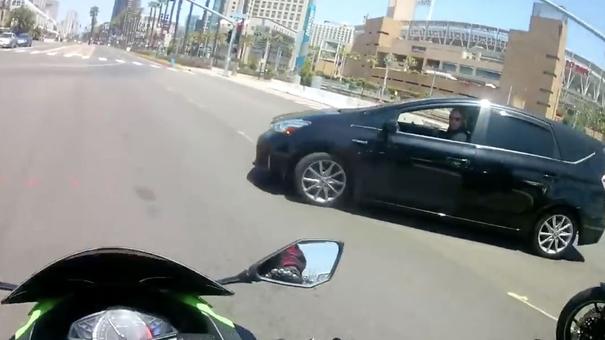 Heel boos mannetje rijdt motorrijder aan na achtervolging