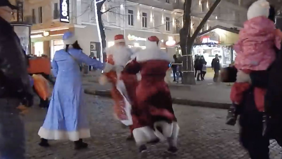 Kerstmannen vliegen elkaar aan in Odessa