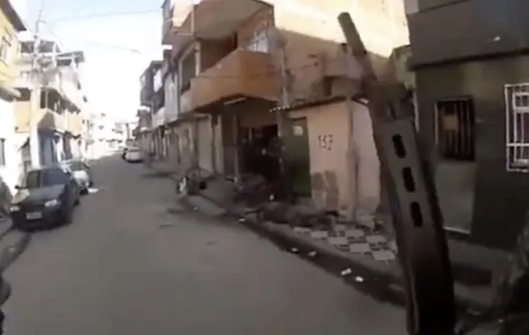 Braziliaanse agent heel blij met helm