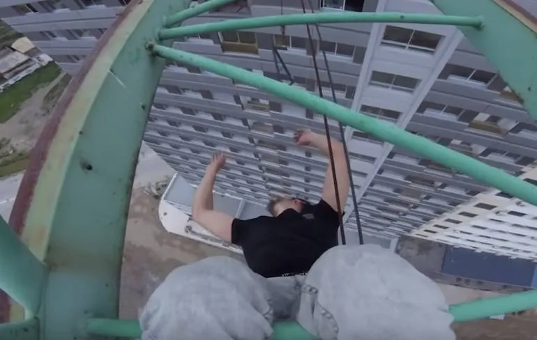 Khalid Tenni heeft duidelijk geen hoogtevrees