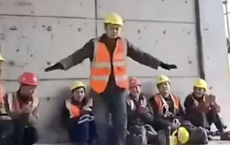 Russische stuntchauffeur maakt er een mooi zooitje van