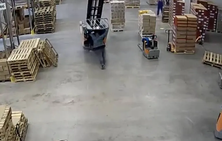 Heftruck bestuurder komt akelig goed weg na onbezonnen actie