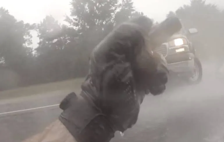 Motorrijder reageert nog vrij aardig voor een net aangereden persoon