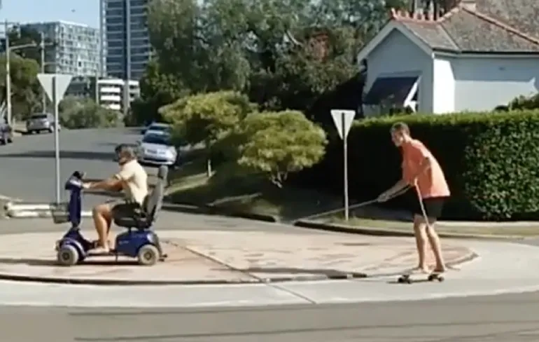 Yobbo’s vermaken zich prima met een skateboard en scootmobiel