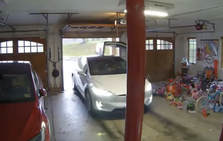 Suicide doors van Tesla Model X niet altijd handig