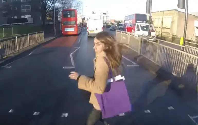 Dame in Londen moet snel de bus halen na aanrijding