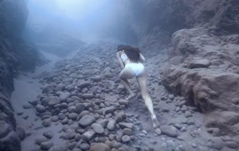 Colombiaanse schoonheid rent over de zeebodem