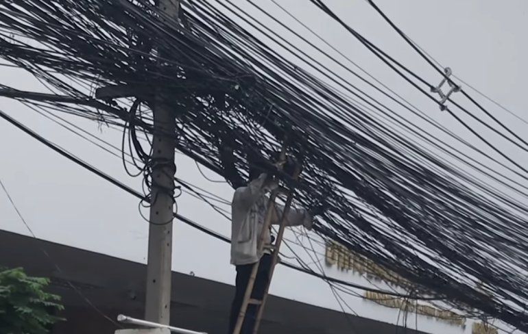 Thaise elektricien heeft een lastig klusje