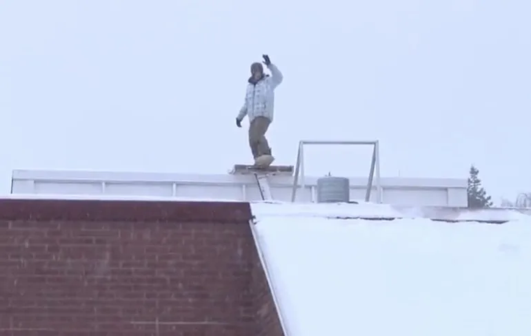 Amateur stuntman gaat prachtig naar beneden