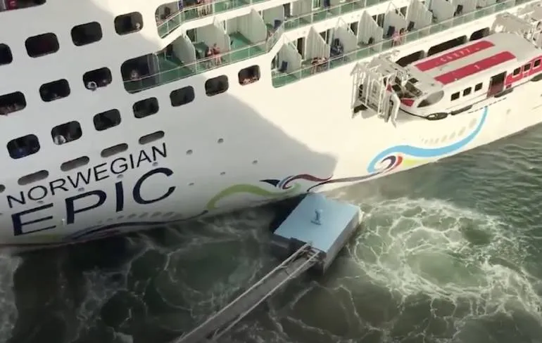 Cruiseschip Norwegian Epic klapt tegen aanlegsteigers