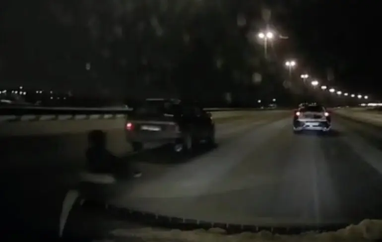 Laat je anders lekker slepen over de snelweg