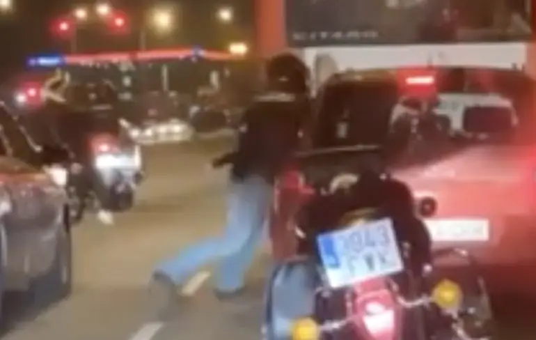 Motorrijder in Barcelona slaat volledig door na verkeersruzie