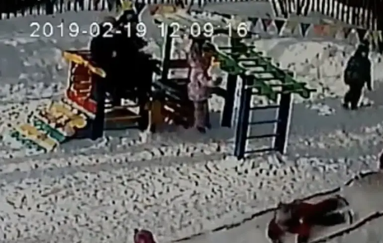 Veel geluk voor kindje dat zichzelf ophangt in speeltuin