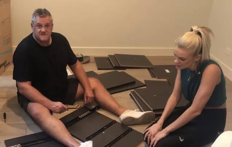 Angry Dad moet even bureau in elkaar zetten