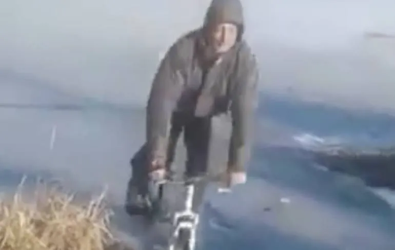 Fietsen op het ijs is dus best tricky