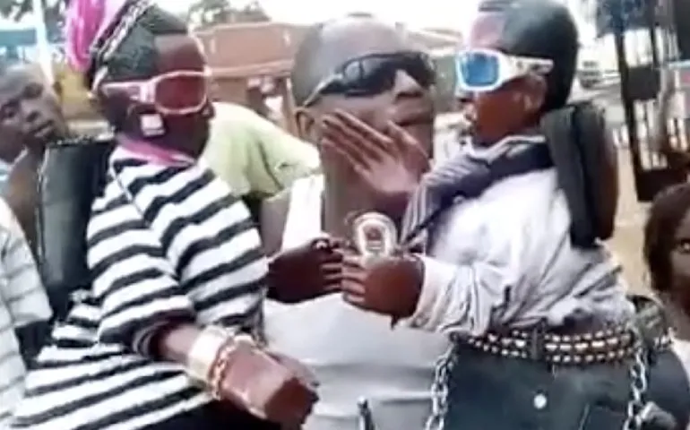 Poppenspeler laat ze dansen