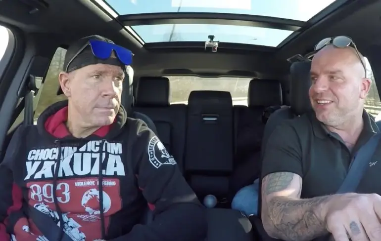 DJ Jean bij Andy in de auto over 3 keer per dag een liefdesdansje