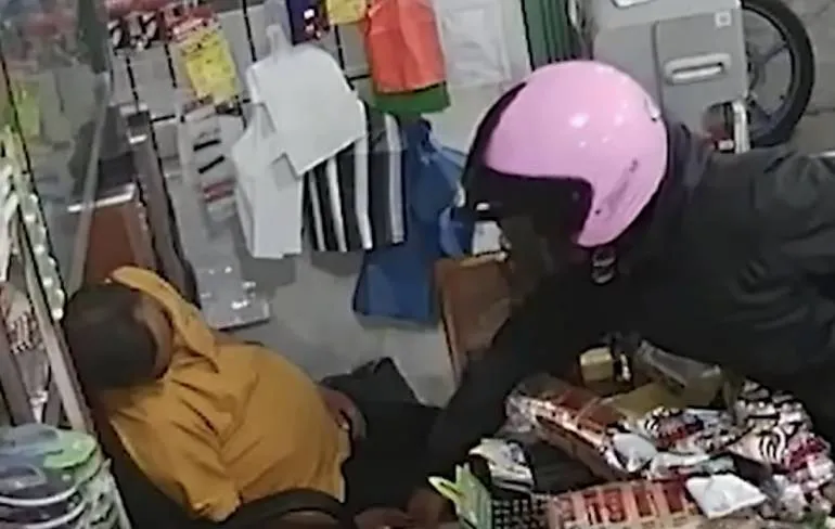 De roze helm bandiet deed een poging