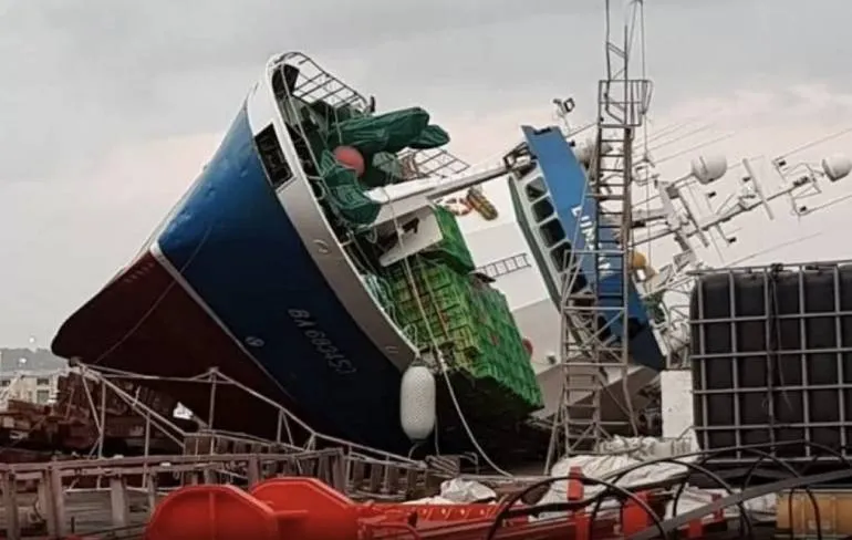 Vissersboot die een beetje omgevallen is