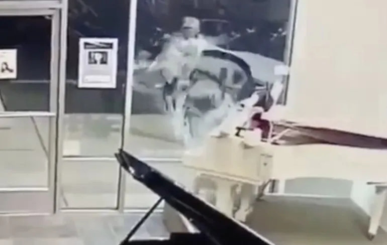 Kraak zetten bij pianozaak voor Mickey knuffel