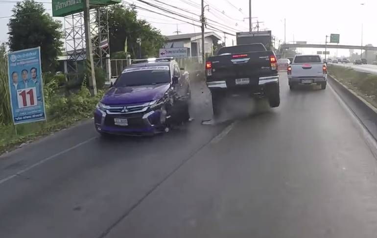 Motorrijder maar wat blij met helm na Thaise klapper