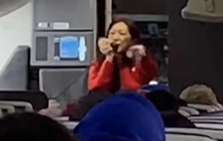 Veiligheidsinstructies in een vliegtuig, zó kan het ook