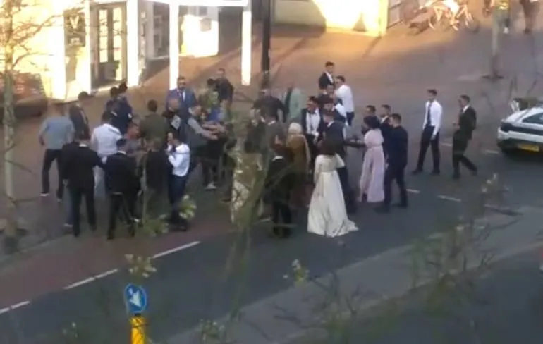 Trouwstoet op de vuist met weggebruikers die zich wel aan de regels houden in Vaals