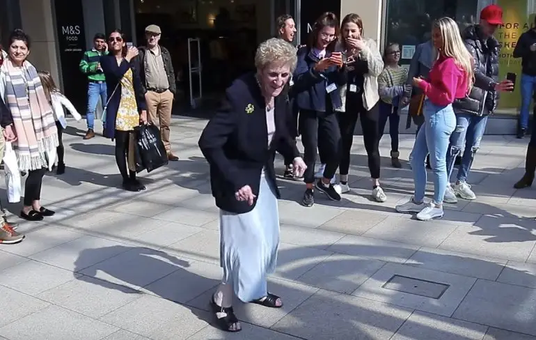 Oma gaat even helemaal los in Leeds