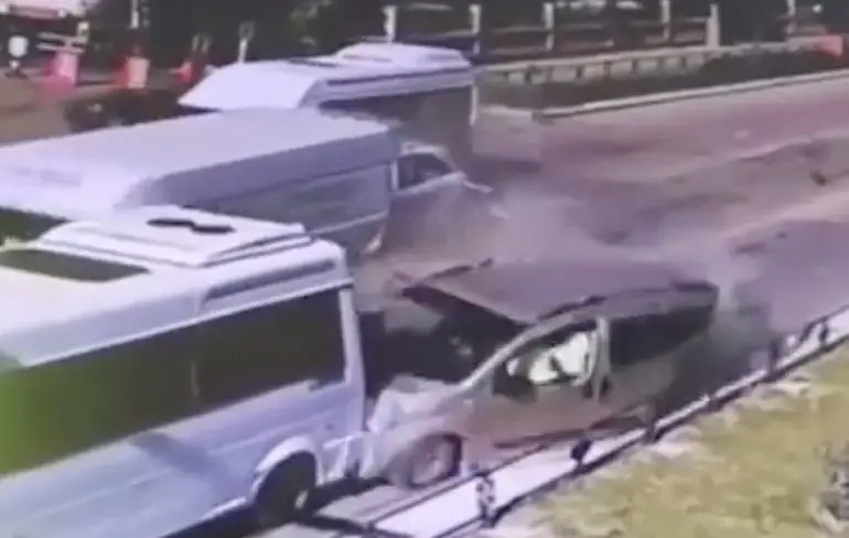 Turkse man uit auto geslingerd na aanrijding
