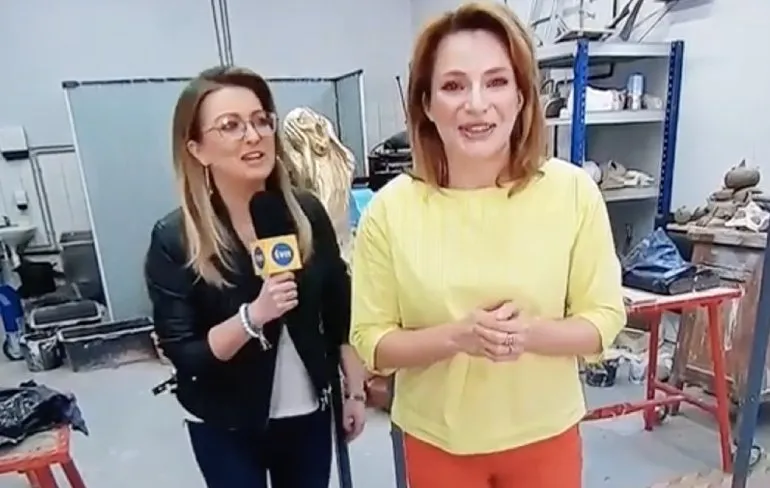 Poolse verslaggeefster tikt kunstwerk per ongeluk om