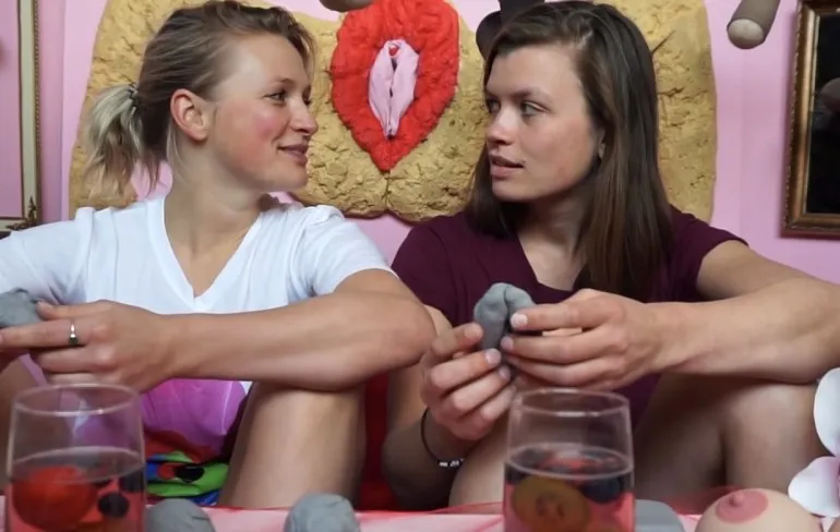 Surinaamse boa constrictor doet jasje uit