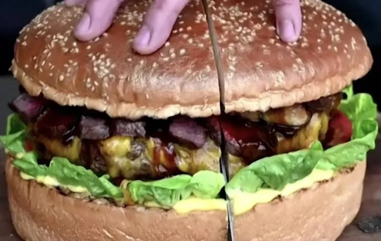 Pittig geprijsd burgertje ter ere van nieuwe Japanse keizer