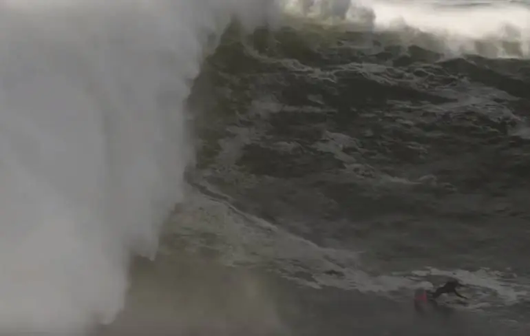 Amateur big wave surfer maakt mega wipe-out door in Nazare