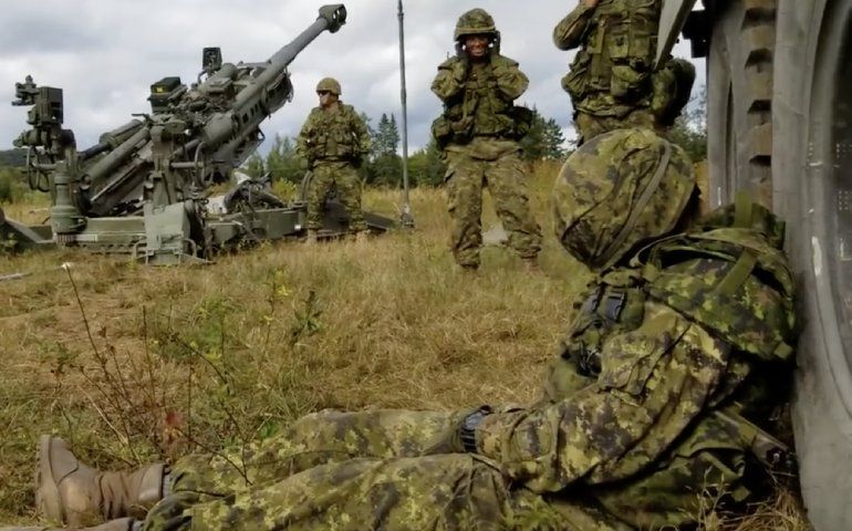 Canadese soldaat wakker maken met een kaboem